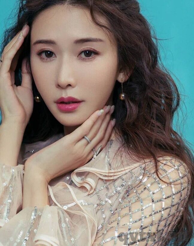 人妻美由纪-魅力绽放，人妻美由纪的细腻生活画卷